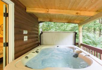 Rooster Ridge has rooms with a private hot tub