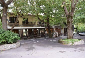 Hani Zemenou has Balcony rooms