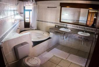 Fal  sia Praia Hotel has rooms with a private hot tub