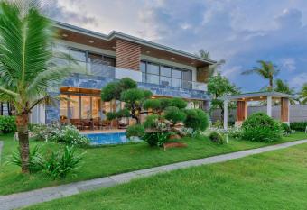 The Five Villa 5 Bedrooms Beachfront - K2 has rooms with a private hot tub