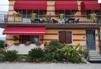 Ca  Del Sasso has Balcony rooms