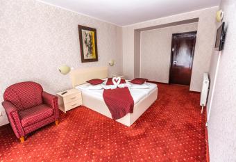 Hotel Miraj - Restaurant & Sauna & Biliard has rooms with a private hot tub