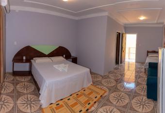 Pousada Fortaleza has rooms with a private hot tub