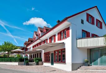 Hotel-Restaurant L  wen allows 18 year olds to book a room