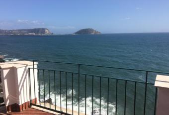 The Reef House has Balcony rooms