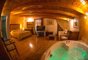 Hotel Chris has rooms with a private hot tub