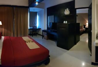 Siam Piman Hotel has rooms with a private hot tub