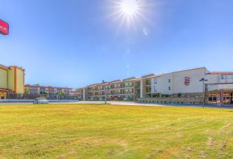 Red Roof Inn Tulsa has Smoking rooms