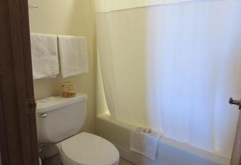 Howard Johnson by Wyndham Wichita Airport has rooms with a private hot tub