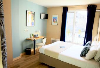 Logis H  tel Marguerite d Anjou allows 18 year olds to book a room