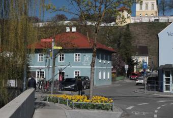 Hotel DAH-Inn has Balcony rooms