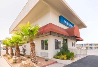 Motel 6 El Paso Airport Fort Bliss has rooms with a private hot tub