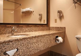 Best Western Woodburn has rooms with a private hot tub