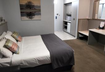 Comfort Inn Glenelg allows 18 year olds to book a room
