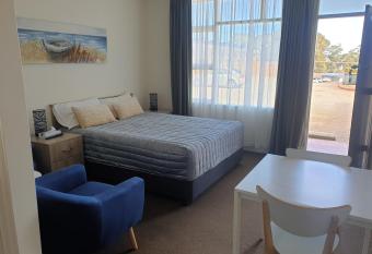 Sandpiper Motel Ulladulla allows 18 year olds to book a room