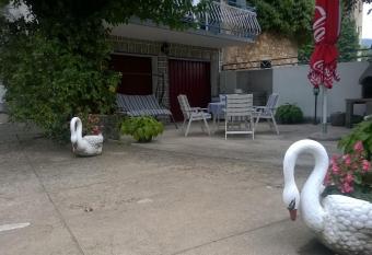 Ku  a Rose has Smoking rooms