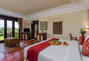 Anhera Suite Ubud has rooms with a private hot tub