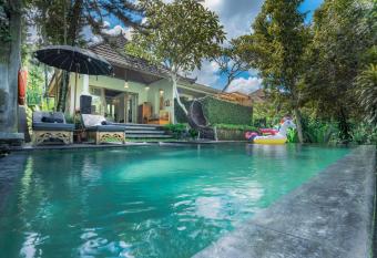 KajaNe Mua at Ubud Bali has rooms with a private hot tub