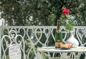 Residenza Viani Guest House allows 18 year olds to book a room