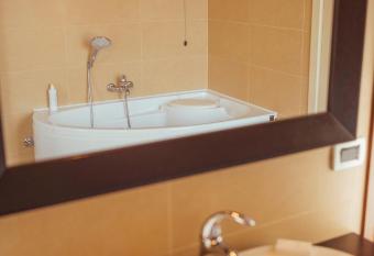 Hotel Palazzo Paradiso has rooms with a private hot tub