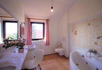 Villa Zosie  ka has rooms with a private hot tub