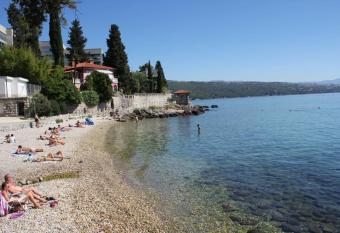 Villa Pelda Apartment, sea view, parking, pet friendly has rooms with a private hot tub