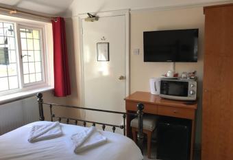 The Admirals Inn Guest House allows 18 year olds to book a room