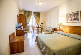 Grand Hotel Victoria has rooms with a private hot tub