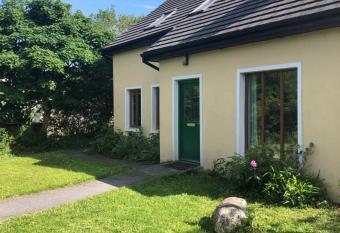 Letterfrack Farm Lodge house in Letterfrack village Connemara has Balcony rooms