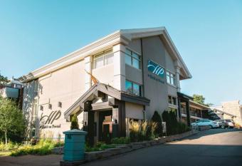 The Hotel on Pownal allows 18 year olds to book a room