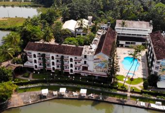 Resorte Marinha Dourada allows 18 year olds to book a room