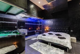 Les Suites du Vieux-Port allows 18 year olds to book a room