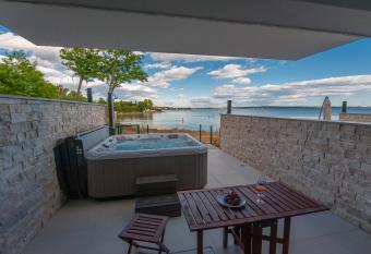 Villa Miri has rooms with a private hot tub