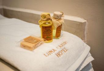 Hotel Luna Caribe allows 18 year olds to book a room