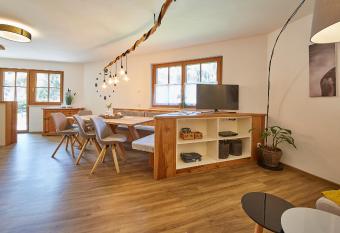 Hochwart Apartment mit eigenem Eingang has Balcony rooms