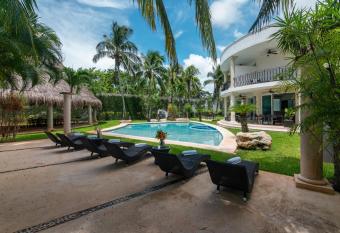 Villa Palmeras allows 18 year olds to book a room