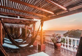 Villas Carrizalillo has Balcony rooms