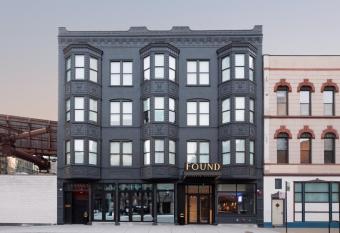 Found Hotel Chicago River North allows 18 year olds to book a room