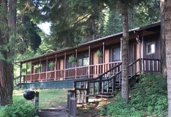 Crater Lake Gateway-Rocky Point Resort has Balcony rooms