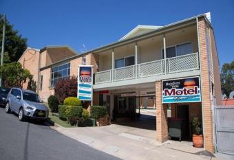 Motel Miramar allows 18 year olds to book a room