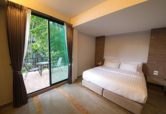 V20 Boutique Jacuzzi Hotel - SHA Extra Plus has rooms with a private hot tub