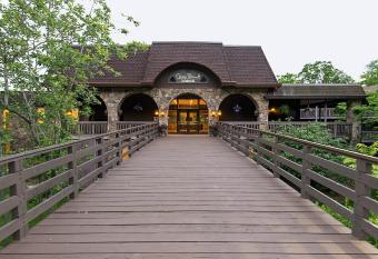 Greenbo Lake State Resort Park has Balcony rooms