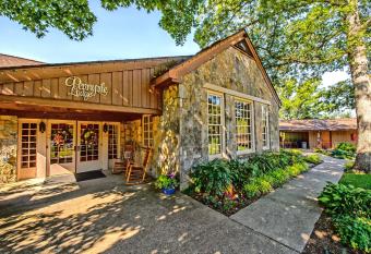 Pennyrile Forest State Resort Park has Balcony rooms