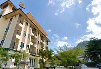 T.P. Place Hotel has Balcony rooms