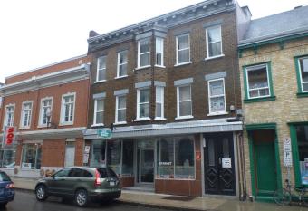 Auberge Jeunesse La Belle Planete Backpackers Hostel allows 18 year olds to book a room