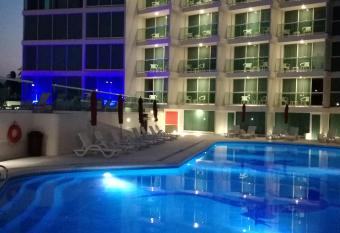 We Hotel Acapulco allows 18 year olds to book a room