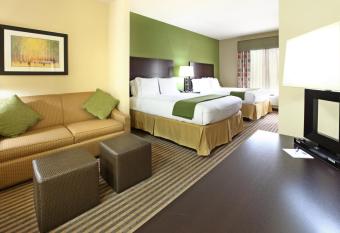 Holiday Inn Express & Suites Maumelle - Little Rock Nw By IHG has rooms with a private hot tub