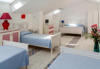 La Belle Vie B&B has rooms with a private hot tub