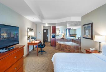 Holiday Inn Express & Suites Clarington - Bowmanville By IHG has rooms with a private hot tub