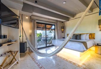 Caribbean Paradise Hotel Boutique & Spa by Paradise Hotels - 5th Av Playa del Carmen has rooms with a private hot tub